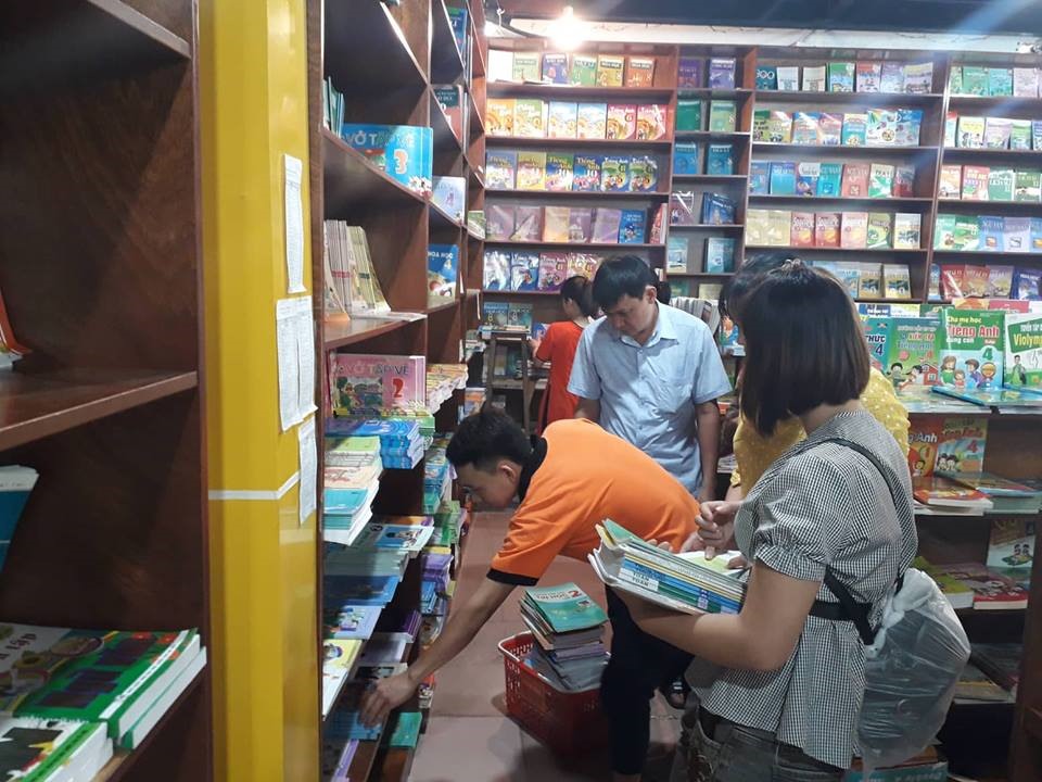 Nhiều phụ huynh đến nay vẫn nháo nhác đi tìm mua sách cho con khi năm học mới đang đến gần.