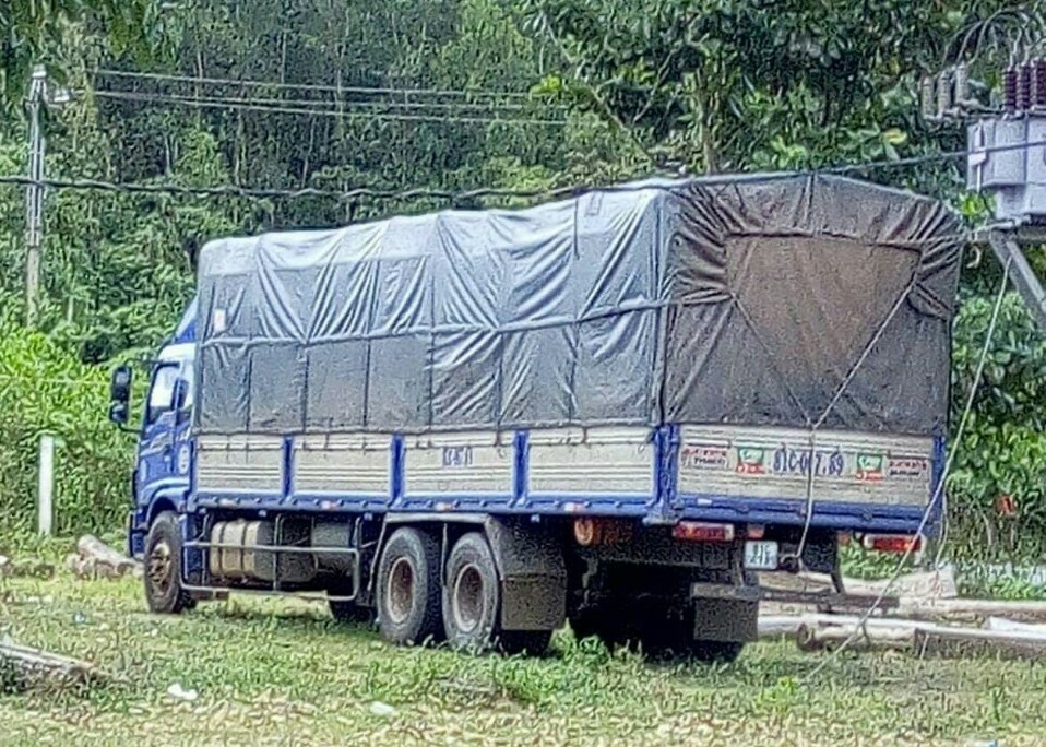 Chiếc xe tải vận chuyển trái phép hơn 1 tấn gỗ trắc. Ảnh: Kiểm lâm cung cấp