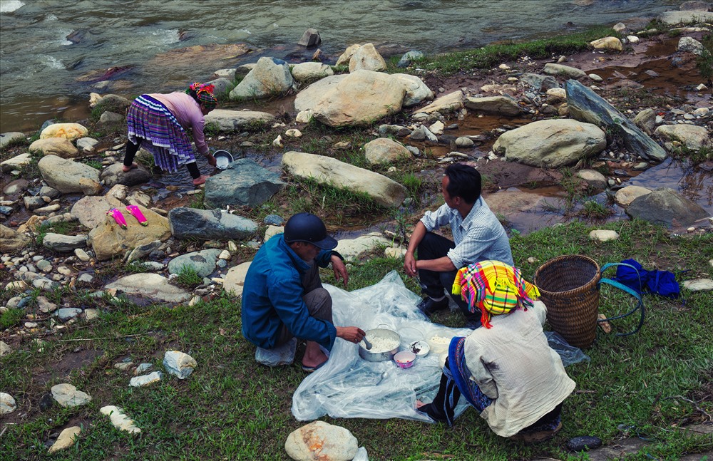 Bữa cơm bên con suối chảy qua trung tâm huyện Mù Cang Chải, nếu lũ chưa về nước ở suối khá sạch. Có thể sử dụng trong sinh hoạt hằng ngày.