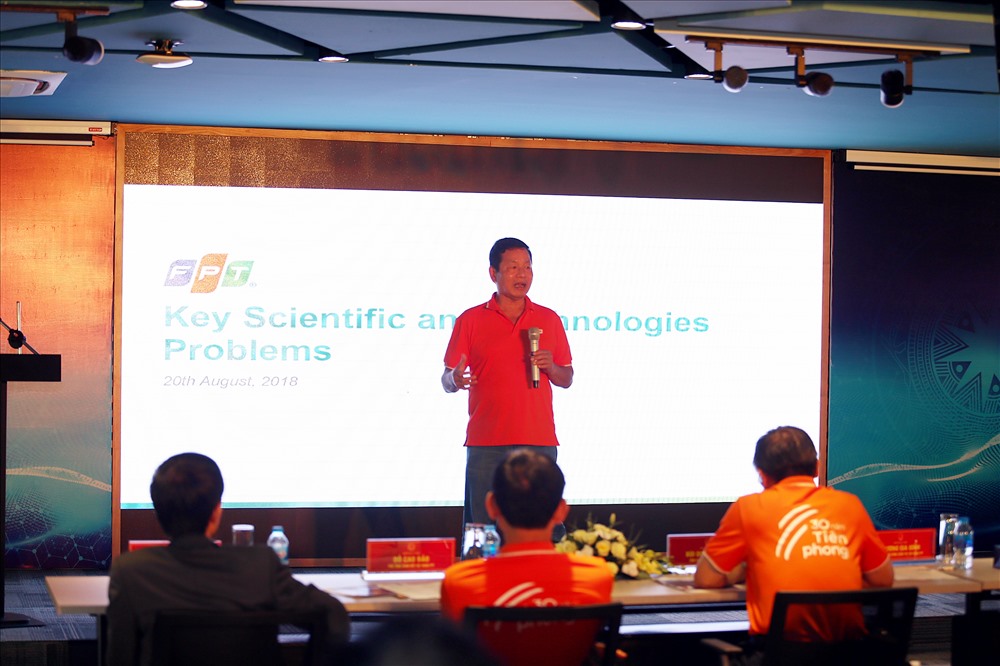 Chủ tịch HĐQT Tập đoàn FPT Trương Gia Bình chia sẻ kinh nghiệm phát triển công nghệ 4.0. Ảnh; ĐT