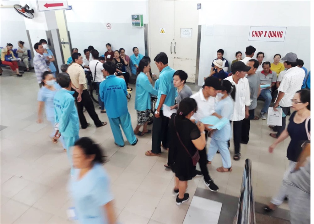 Những hành lang bệnh viện Đà Nẵng đông đúc dù là khám dịch vụ hay bệnh nhân phải nằm chờ nhiều ngày để điều trị. Ảnh: HV