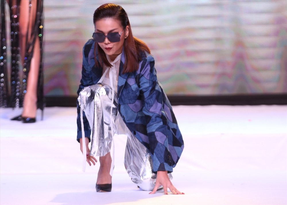 Siêu mẫu Thanh Hằng vấp ngã khi đang catwalk tại The Face 2018