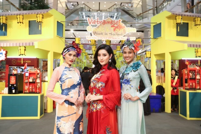 Huyền My cùng các người đẹp Việt tự tin trình diễn áo dài tại Thái Lan.