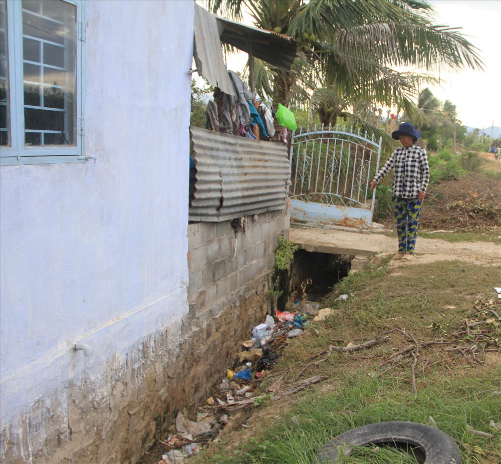 Trong khoảng một thời gian, đoạn cuối của tuyến kênh L16 không có nước dài, tạo điều kiện cho người dân sống gần khu vực vứt rác ngập tràn xuống kênh.