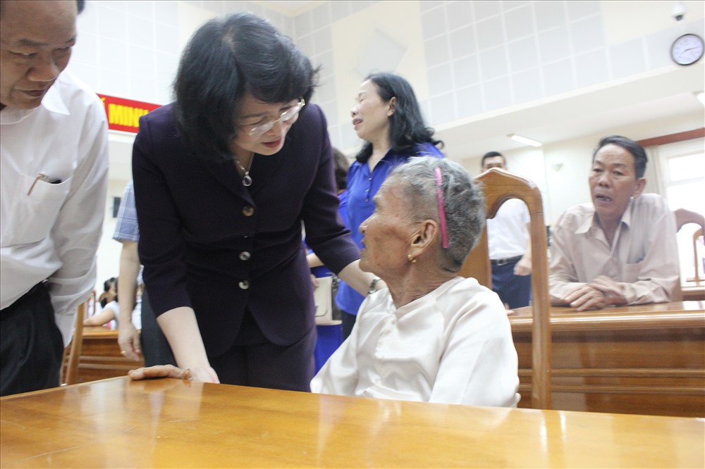 Phó Chủ tịch nước Đặng Thị Ngọc Thịnh thăm hỏi những người có công với cách mạng. Ảnh: Đ.V