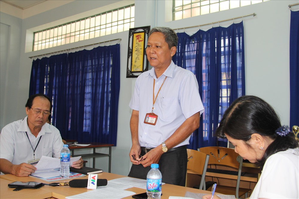 ông Trần Văn Minh- Hiệu trưởng trường Trung học phổ thông Thực hành Sư phạm (Đại học Cần Thơ) tổ chức buổi gặp gỡ báo chí để cung cấp thông tin về vụ việc trên. ảnh: PV