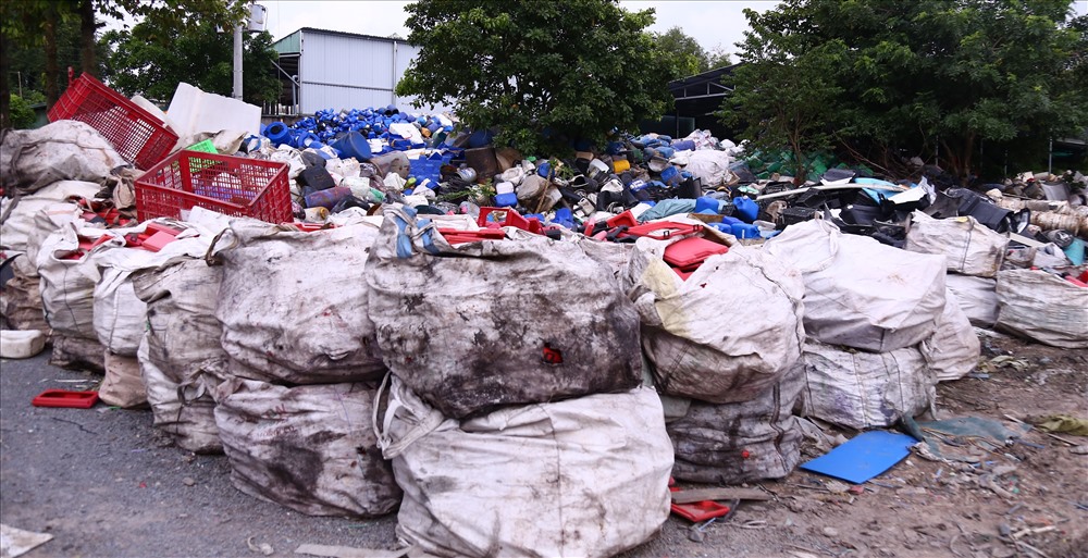 Phát hiện bãi rác thải công nghiệp khổng lồ nằm ngay trong khu dân cư.