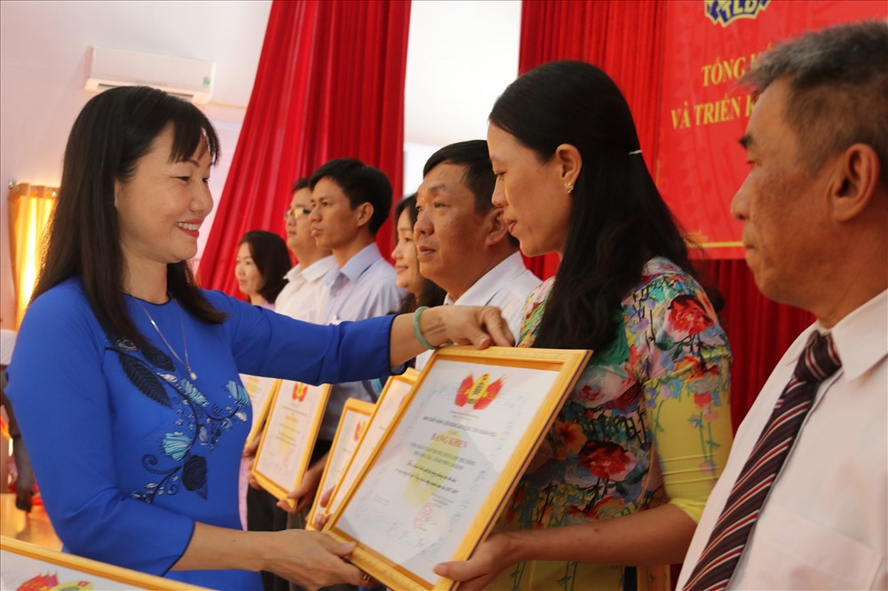 Bà Nguyễn Thị Hằng, phó chủ tịch LĐLĐ tỉnh Khánh Hòa trao bằng khen cho 9 tập thể và 10 cá nhân có thành tích xuất sắc trong phong trào thi đua và xây dựng tổ chức công đoàn trong năm học vừa qua. Ảnh: P.L