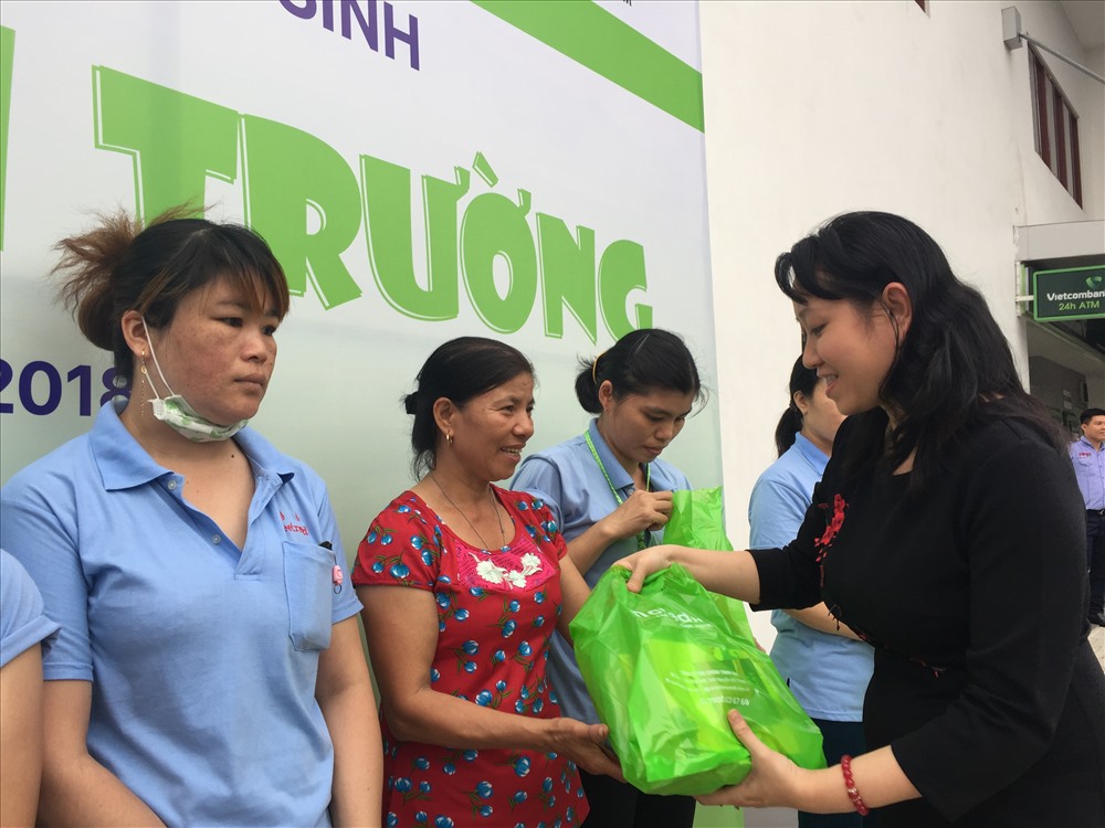 Bà Trần Mộng Thoa - Đại diện Quỹ xã hội từ thiện Tấm Lòng Vàng trao tập vở đến phụ huynh các em học sinh