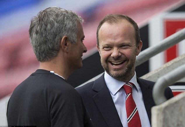 HLV Mourinho (trái) từ chối mối bất hòa với Phó Chủ tịch Ed Woodward (phải). Ảnh: Getty Images.