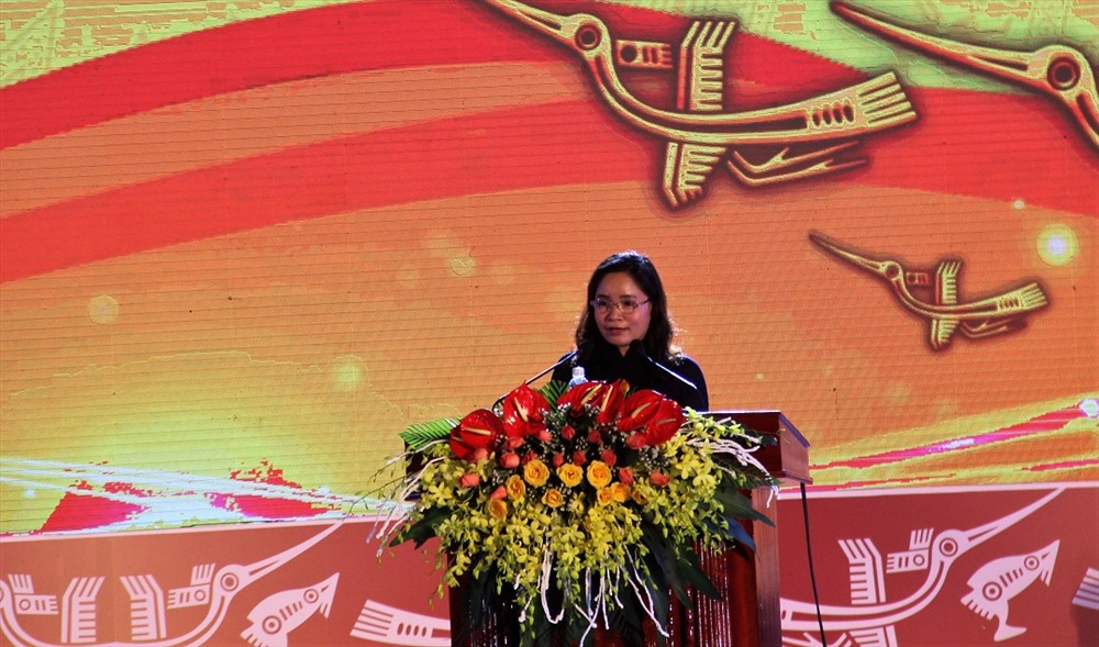 Bà Trịnh Thị Thủy, Thứ trưởng Bộ VH-TT&DL phát biểu khai mạc ngày hội. Ảnh: Đ.V