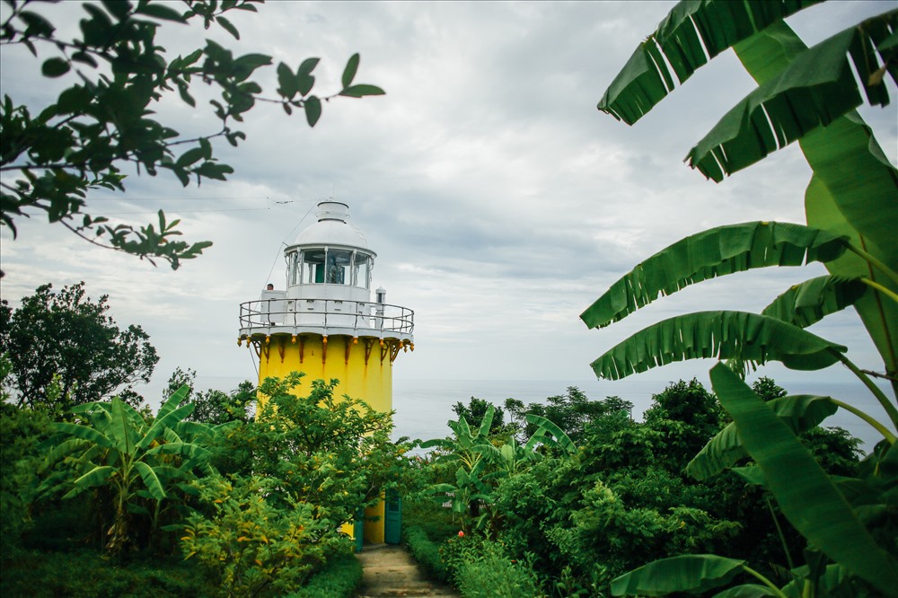 Ngọn hải đăng Tiên Sa nằm ở mũi phía Đông bán đảo Sơn Trà thuộc quận Sơn Trà, thành phố Đà Nẵng được được Pháp xây và đưa vào hoạt động năm 1902.