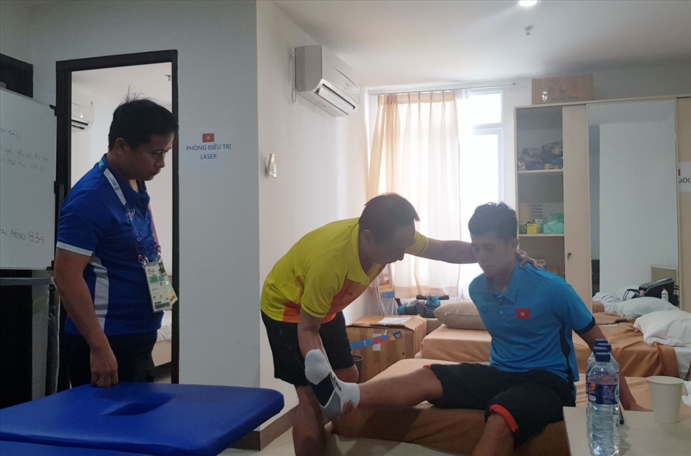 Đình Trọng được các bác sĩ thể thao hàng đầu Việt Nam trực tiếp thăm khám. Ảnh: VFF