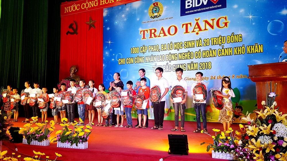 Đồng chí Nguyễn Văn Cảnh, Tỉnh ủy viên, Chủ tịch LĐLĐ tỉnh Bắc Giang trao cặp sách cho con công nhân khó khăn trên địa bàn các khu công nghiệp tỉnh và huyện Việt Yên.