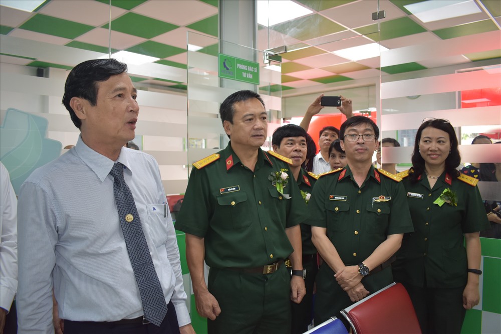 BS Nguyễn Hữu Hưng nghe giới thiệu về phòng tiêm chủng Bệnh viện Quân y 175