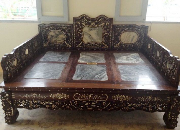 Bộ phản gỗ được chạm khắc tinh tế trong dinh thự