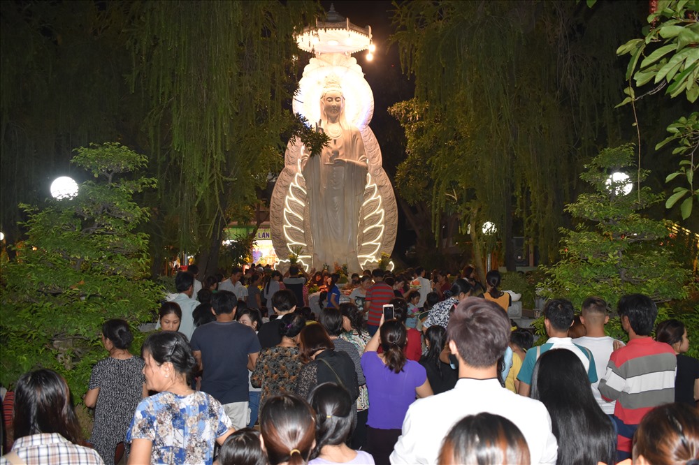 Hàng nghìn người dân TPHCM đổ về chùa diệu pháp để thắp hương, cúng bái và thả đèn hoa đăng