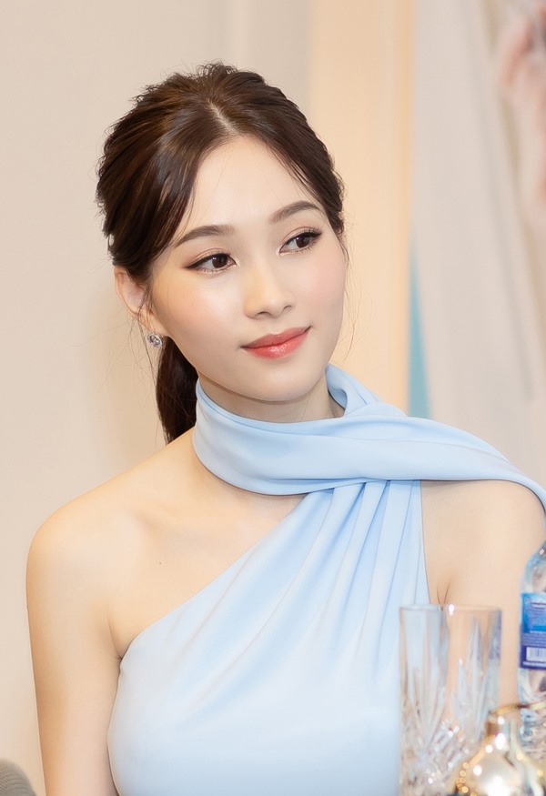 Cận cảnh vẻ đẹp “khoong tì vết” của Hoa hậu Việt Nam 2012. 