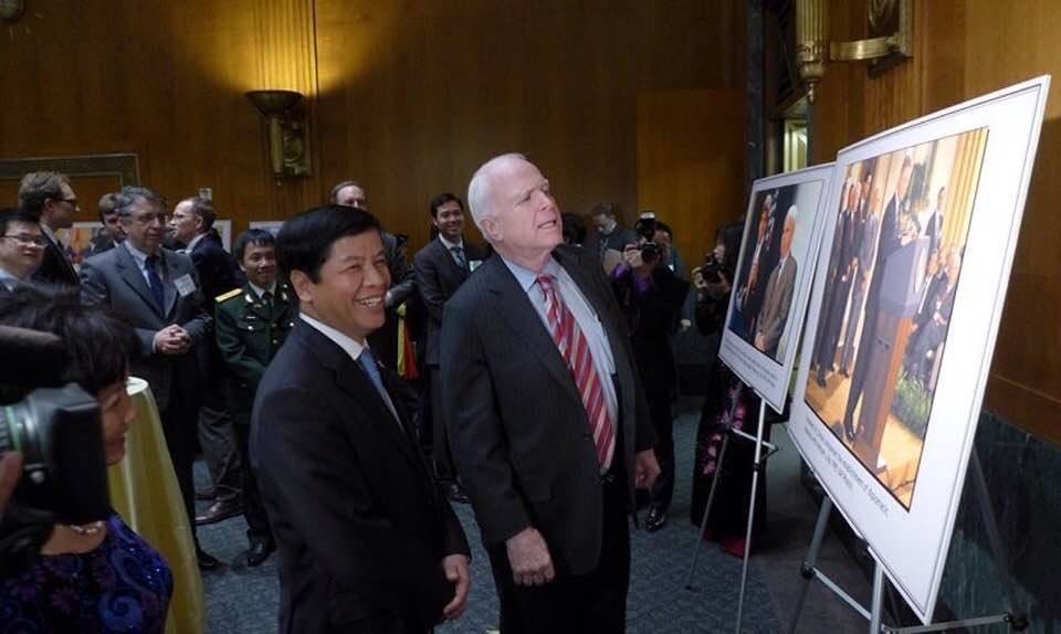 Đại sứ Nguyễn Quốc Cường cùng thượng nghị sĩ John McCain tại lễ kỷ niệm 20 năm bình thường hoá quan hệ thương mại Việt-Mỹ. Thượng nghị sĩ John McCain phát biểu không thể tưởng tượng được có ngày nhìn thấy là cờ Việt Nam và lá cờ Mỹ và quốc ca hai hước lại được cử lên ngay tại trụ sở của Quộc hội Mỹ. Ảnh: Đại sứ Nguyễn Quốc Cường
