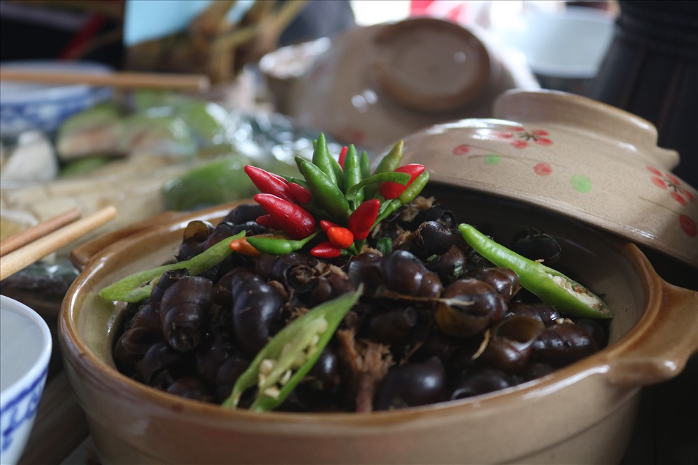 Gạo đồi nấu với khoai mì và ốc đá được đồng bào Cor giới thiệu cho thực khách tại ngày hội năm nay. 