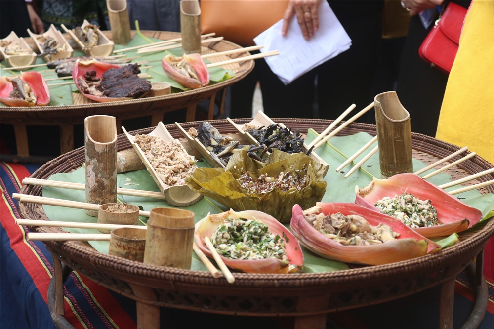 Mâm thức ăn được đồng bào Cơ tu trưng bày. Đây là những sản vật do chính người dân Cơ tu tự tay làm ra.