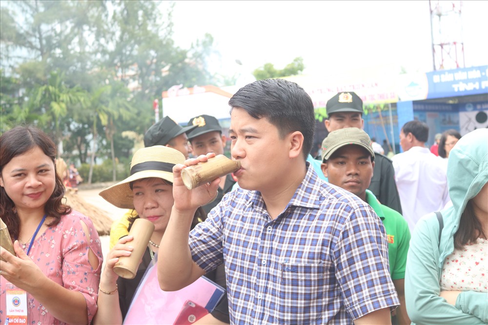 Ban Giáo khảo và thực khách cùng nhau thưởng thức các món ăn dân dã này.