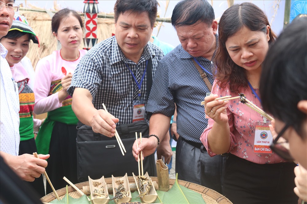 Ban Giáo khảo và thực khách cùng nhau thưởng thức các món ăn dân dã này.