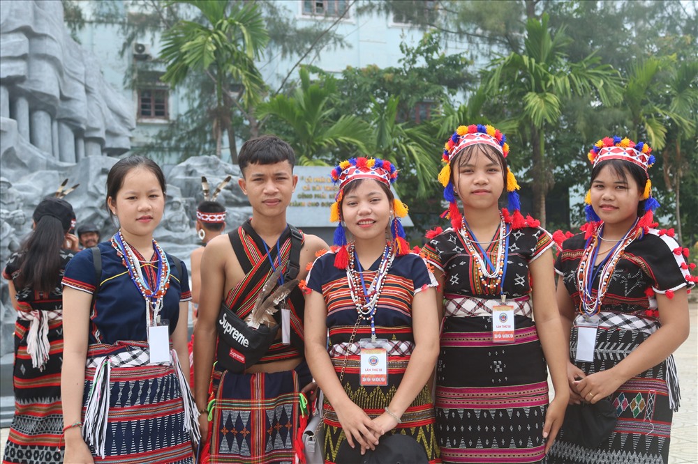 Các chàng trai, cô gái người dân Cơ tu xúng xính trong trang phục truyền thống. 