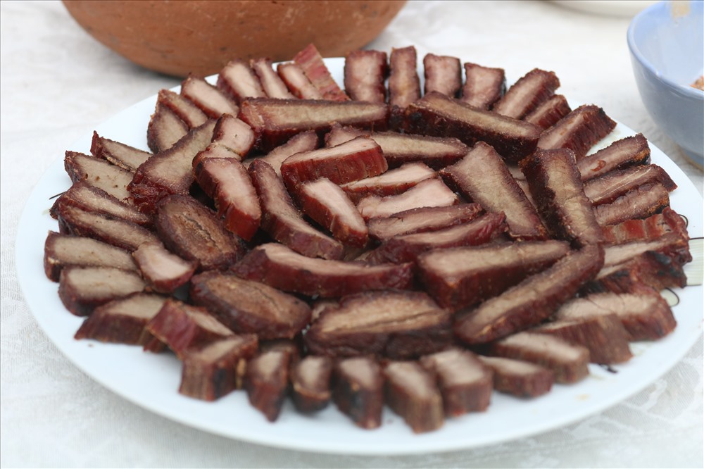 Món ” thịt bò xông khói” và “thịt bò nướng vỏ cốc” của người dân Ê Đê tỉnh Phú Yên cũng không kém phần hấp dẫn, bắt mắt.