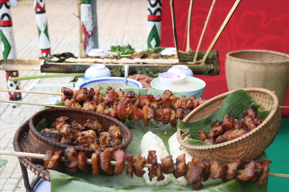 Người Chăm tỉnh Bình Thuận gây ấn tượng mạnh với các món ăn đậm chất của dân tộc mình với “thjt heo nướng xiên“, “cơm trắng gạo đồi“, “gà nướng ống giang” và “rượu nếp”
