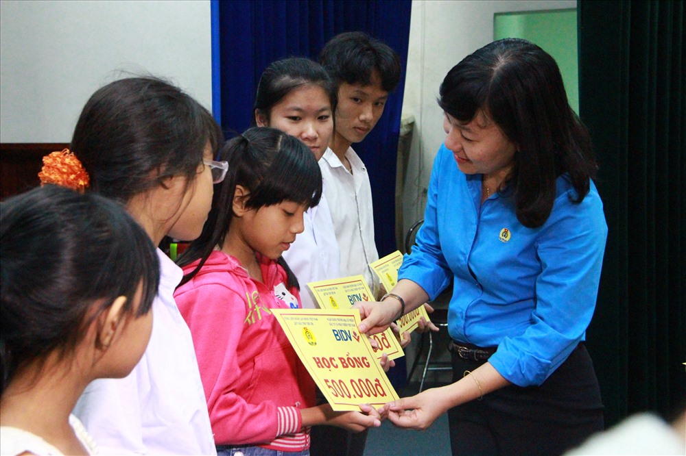 Bà Trương Thị Bích Hạnh - Chủ tịch LĐLĐ tỉnh Bình Dương tặng học bổng “Cùng em đến trường” cho các cháu là con công nhân lao động làm việc trên địa bàn tỉnh