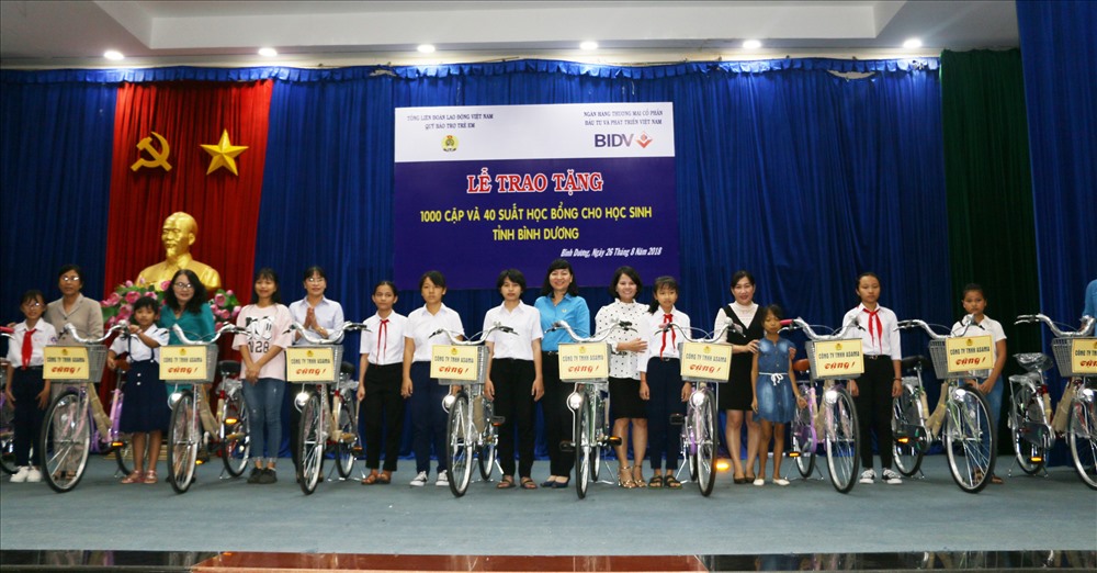 Dịp này, thông qua LĐLĐ tỉnh Bình Dương, Cty TNHH ASAMA gửi tặng 10 chiếc xe đạp đến các em học sinh là con công nhân làm việc trên địa bàn tỉnh