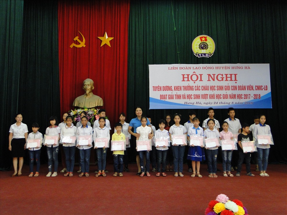 Lãnh đạo huyện Hưng Hà (Thái Bình) trao quà cho các cháu học sinh.