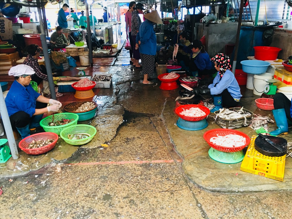Bên cạnh hải sản tươi sống, chợ cá Bến Do còn là nơi sơ chế hải sản với sản phẩm tiêu biểu là tôm nõn, chả cá nhạc… (Ảnh: Phạm Tâm)