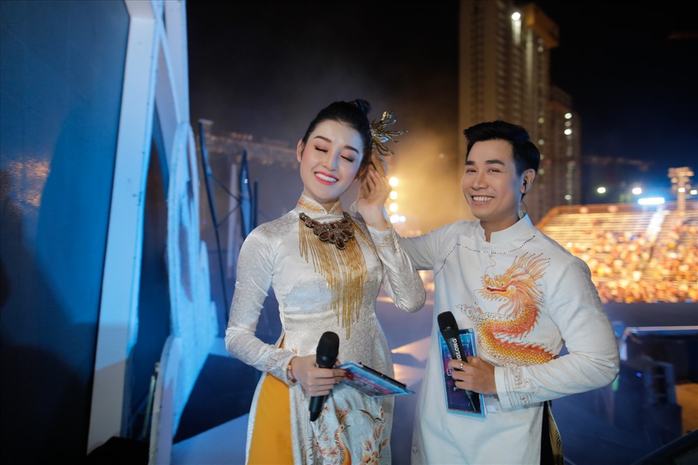 Á hậu Huyền My khá bỡ ngỡ với vai trò mới. Tuy nhiên, cô rất yên tâm khi được đàn anh hỗ trợ nhiệt tình.