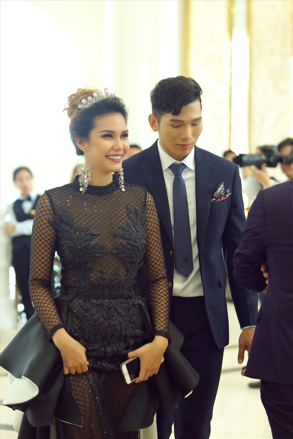Hoa hậu trái đất  Angelia Ong bên cạnh Nam vương Trương Ngọc Tình.