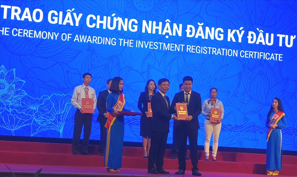 Chủ tịch UBND tỉnh Quảng Bình Nguyễn Hữu Hoài trao giấy chứng nhận đăng ký đầu tư cho các nhà đầu tư. Ảnh: Lê Phi Long