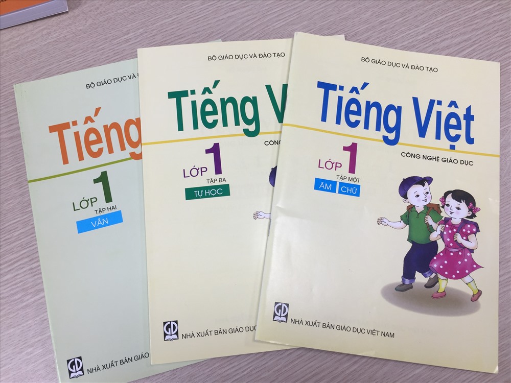 Bộ sách Tiếng Việt lớp 1 Công nghệ giáo dục có cách đánh vần khác hẳn chương trình hiện hành. Ảnh: Nguyễn Hà