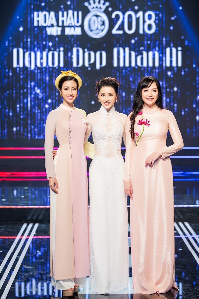 Á hậu Thái Như Ngọc thân thiết bên cạnh đương kim Hoa hậu Đỗ Mỹ Linh và Hoa hậu Thiên Nga. 