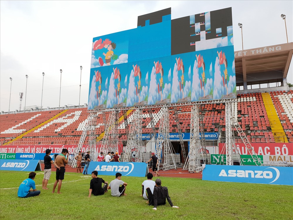 Màn hình lớn được dựng trên sân vận động Lạch Tray cổ vũ cho đội tuyển Olympic Việt Nam. Ước tính sân vận động Lạch Tray sẽ đón hàng vạn khán giả đến xem và cổ vũ. Ảnh: CTV