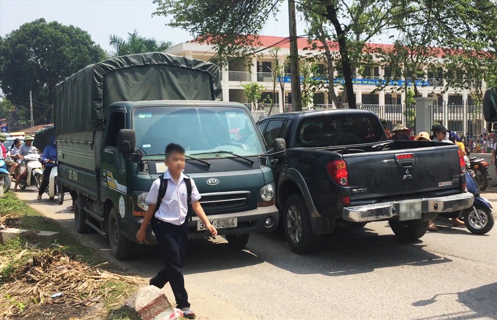 Cảnh lộn xộn trước cổng trường Tiểu học Phù Đổng