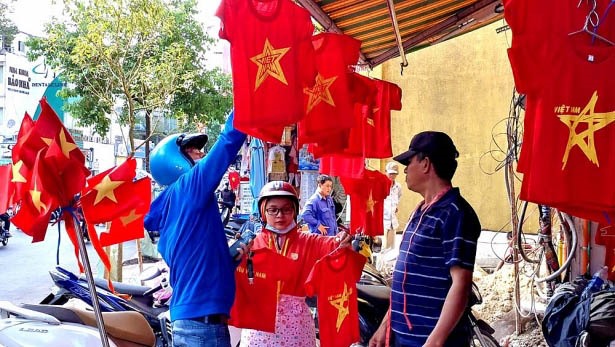 Không khí nhộn nhịp mua đồ cổ vũ của người dân (Ảnh: Vietnamnet)