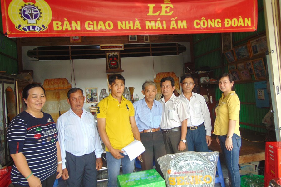 Bàn giao Mái ấm Công đoàn cho đoàn viên khó khăn. Ảnh: C.TRUNG