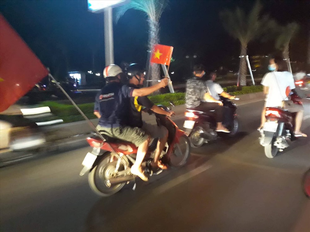 Tại các tuyến đường trên địa bàn tỉnh Bình Định, người dân đang trên đường đi “bão“. (ảnh: Nguyễn Tri)