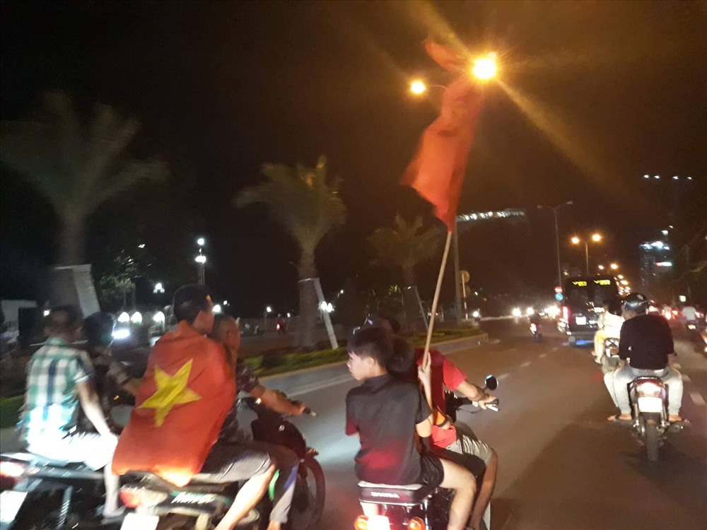 Tại các tuyến đường trên địa bàn tỉnh Bình Định, người dân đang trên đường đi “bão“. (ảnh: Nguyễn Tri)