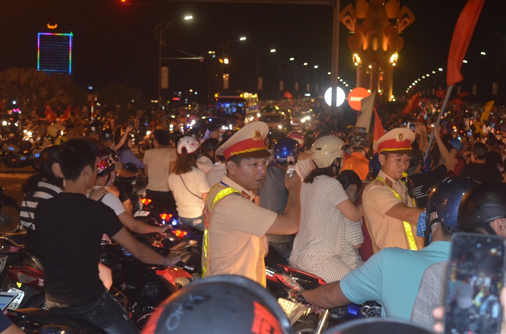 Lực lượng CSGT Đà Nẵng ra quân để phân luồng giao thông. (ảnh: Hoàng Vinh)