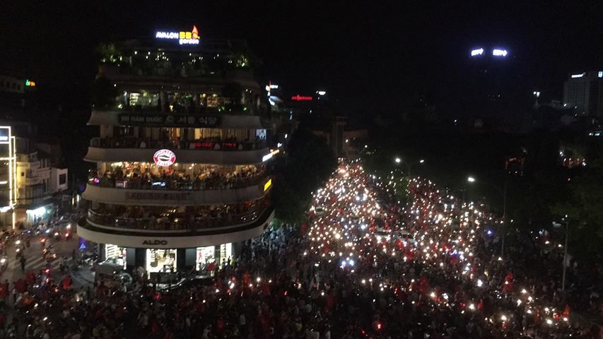 Hàng ngàn CĐV tràn xuống đường phố Hà Nội, vẫy cờ đỏ sao vàng và hô vang “Việt Nam vô địch!”