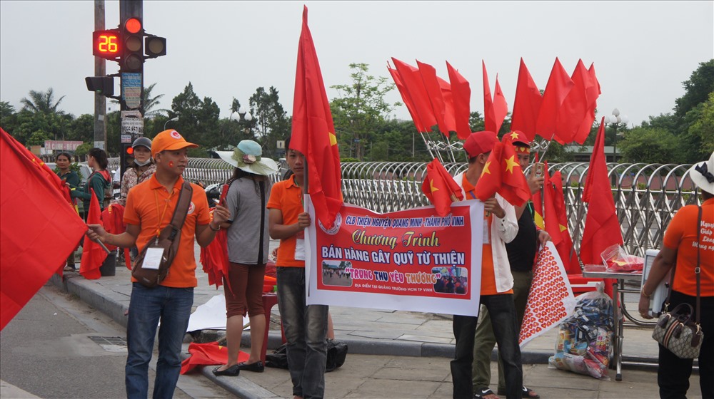 Trước trận đấu các cổ động viên Xứ Nghệ đã trang sắm, cờ, áo, băng rôn...và dán xe để chuẩn bị cho buổi tối hôm nay