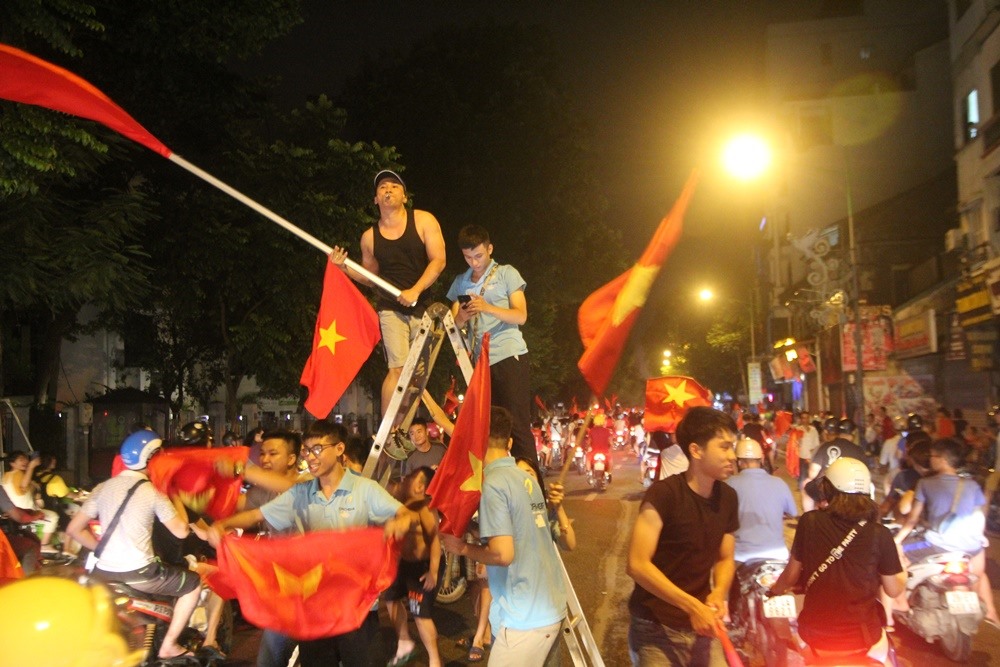 Sau chiến thắng nghẹt thở của đội tuyển Việt Nam, hàng nghìn cổ động viên đổ ra đường để ăn mừng.