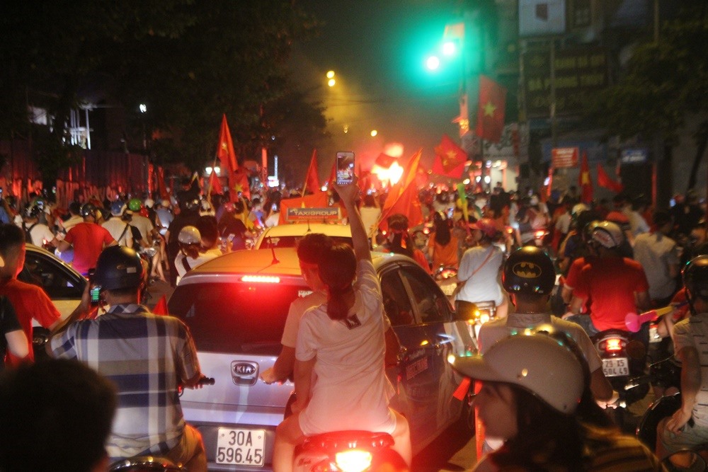 Sau chiến thắng nghẹt thở của đội tuyển Việt Nam, hàng nghìn cổ động viên đổ ra đường để ăn mừng.